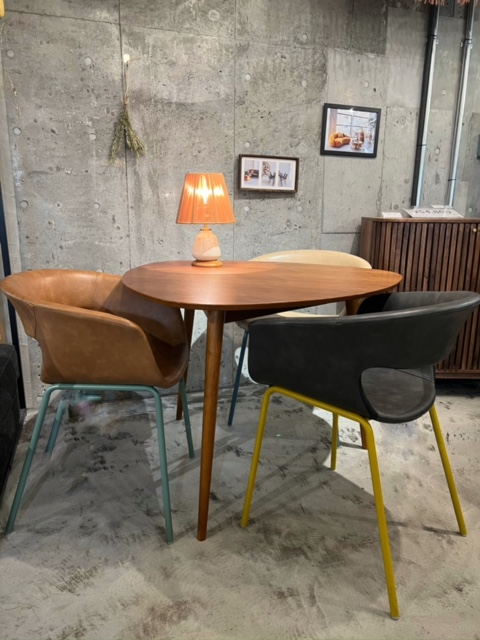 テーブルのご紹介】三角形のダイニングテーブル - スタッフブログ