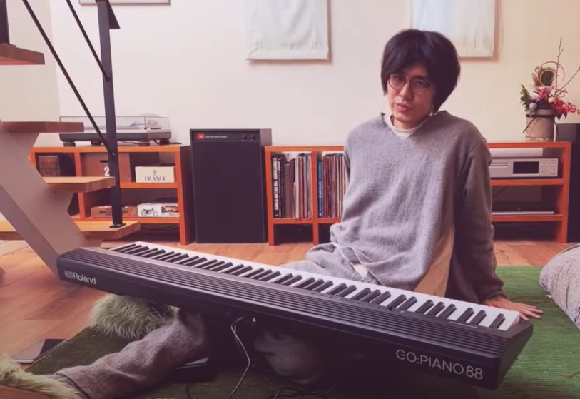 藤井風さんもご愛用の電子ピアノだった…。寝そべり紅白の配信で
