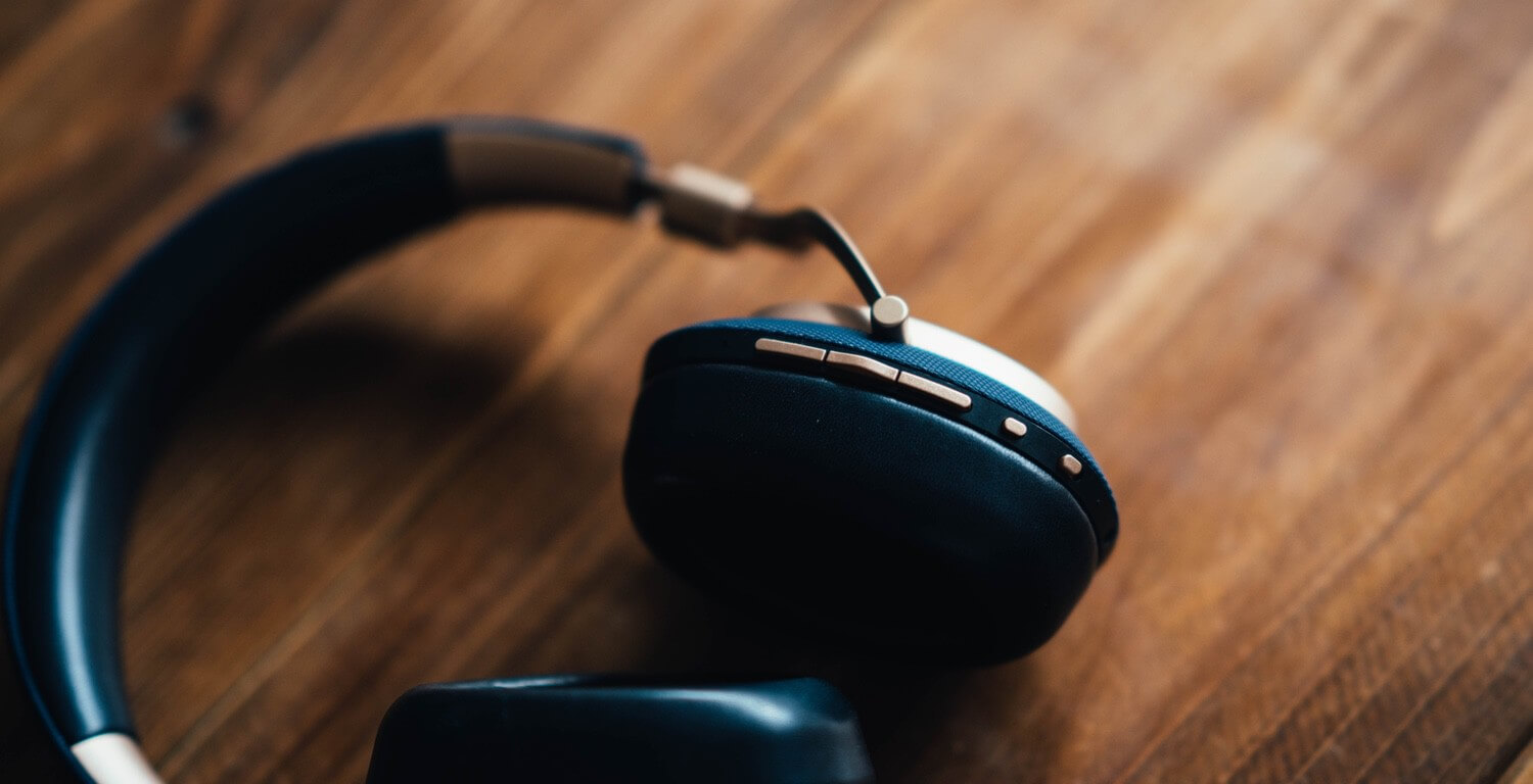 日々に溶け込む、ノイズキャンセリングワイヤレスヘッドホン「Bowers