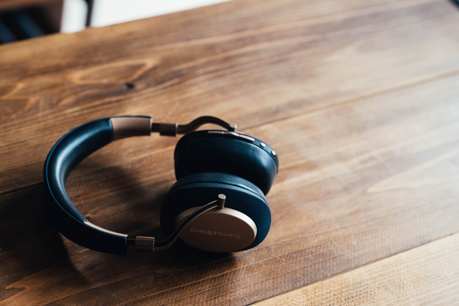 日々に溶け込む、ノイズキャンセリングワイヤレスヘッドホン「Bowers