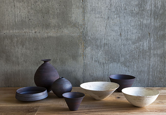 陶芸家・二階堂明弘のモダンな黒い器が大集合 | Numero TOKYO
