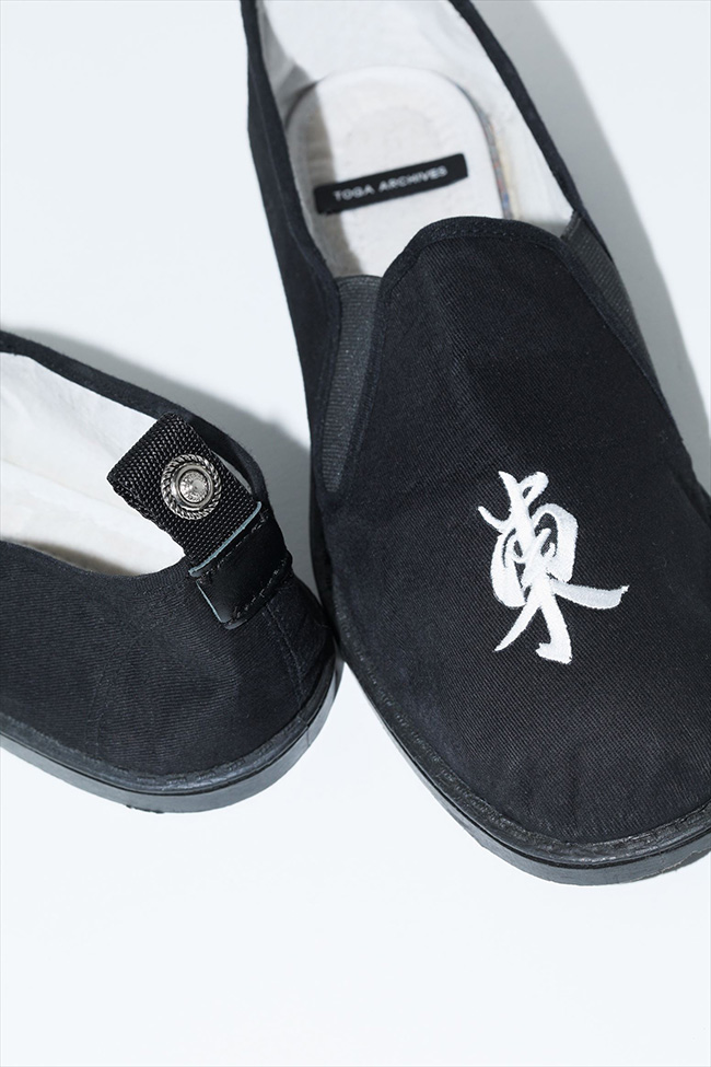 TOGA」が東賀に!?「PANDAMERICA」とのコラボカンフーシューズ | Numero