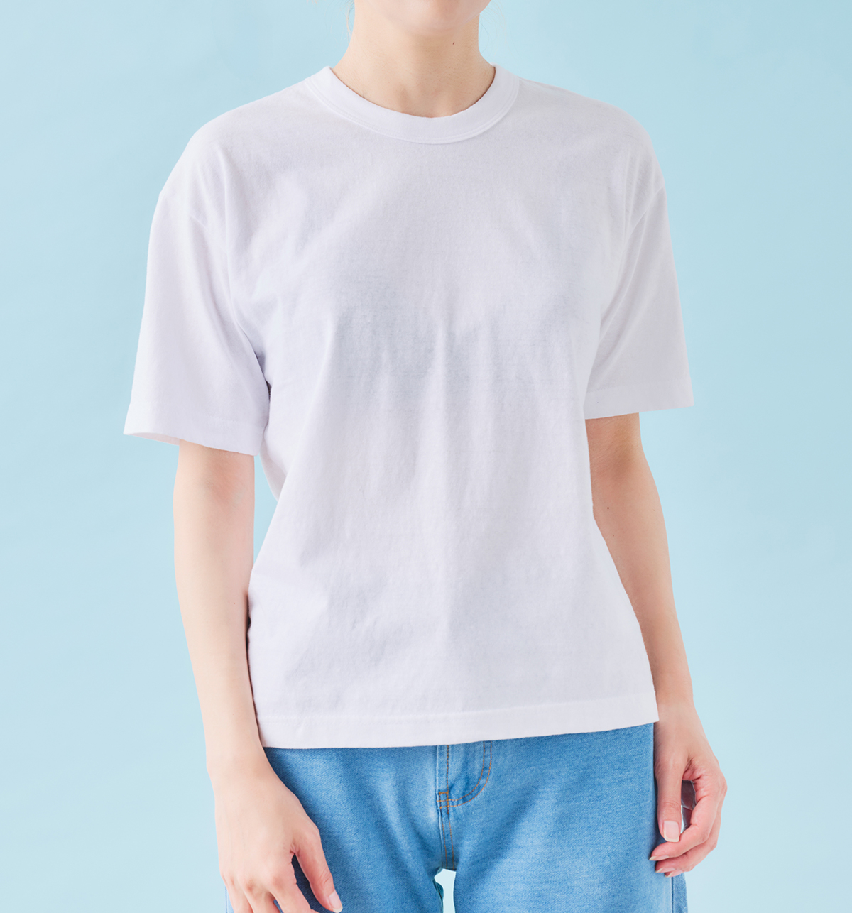 上質素材×ひとクセデザインで差をつける「白Tシャツ」9選 | Numero TOKYO