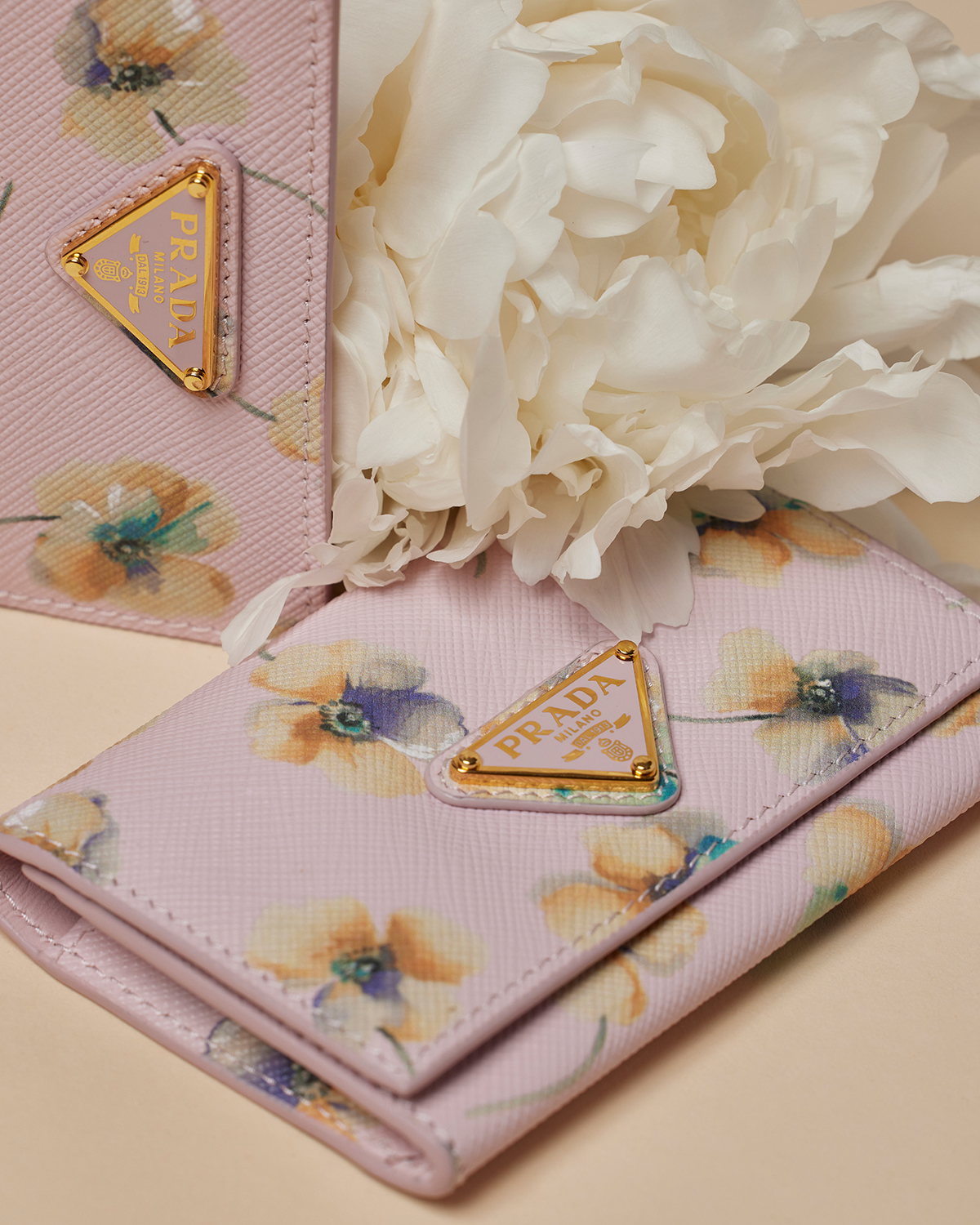 プラダ」から日本限定アクセサリーが登場。パステルカラーと花柄が彩る