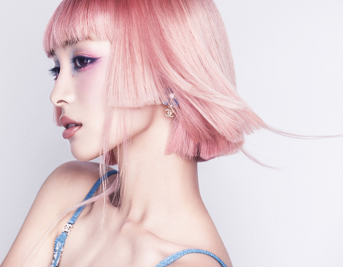 JURIN (XG) が特別版カバーに登場。シャネルのメイクアップで煌めいて