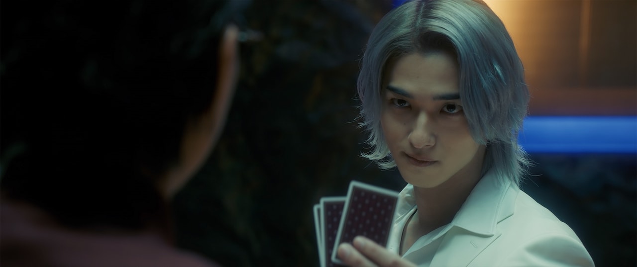 映画「嘘喰い」横浜流星&佐野勇斗が命がけのデスゲームに興じる場面