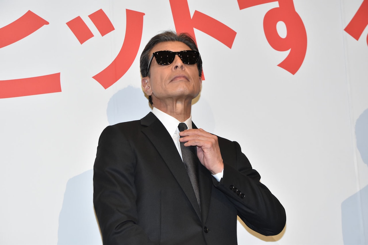 ネクタイを直す舘ひろし。 [画像・動画ギャラリー 14/43] - 映画ナタリー