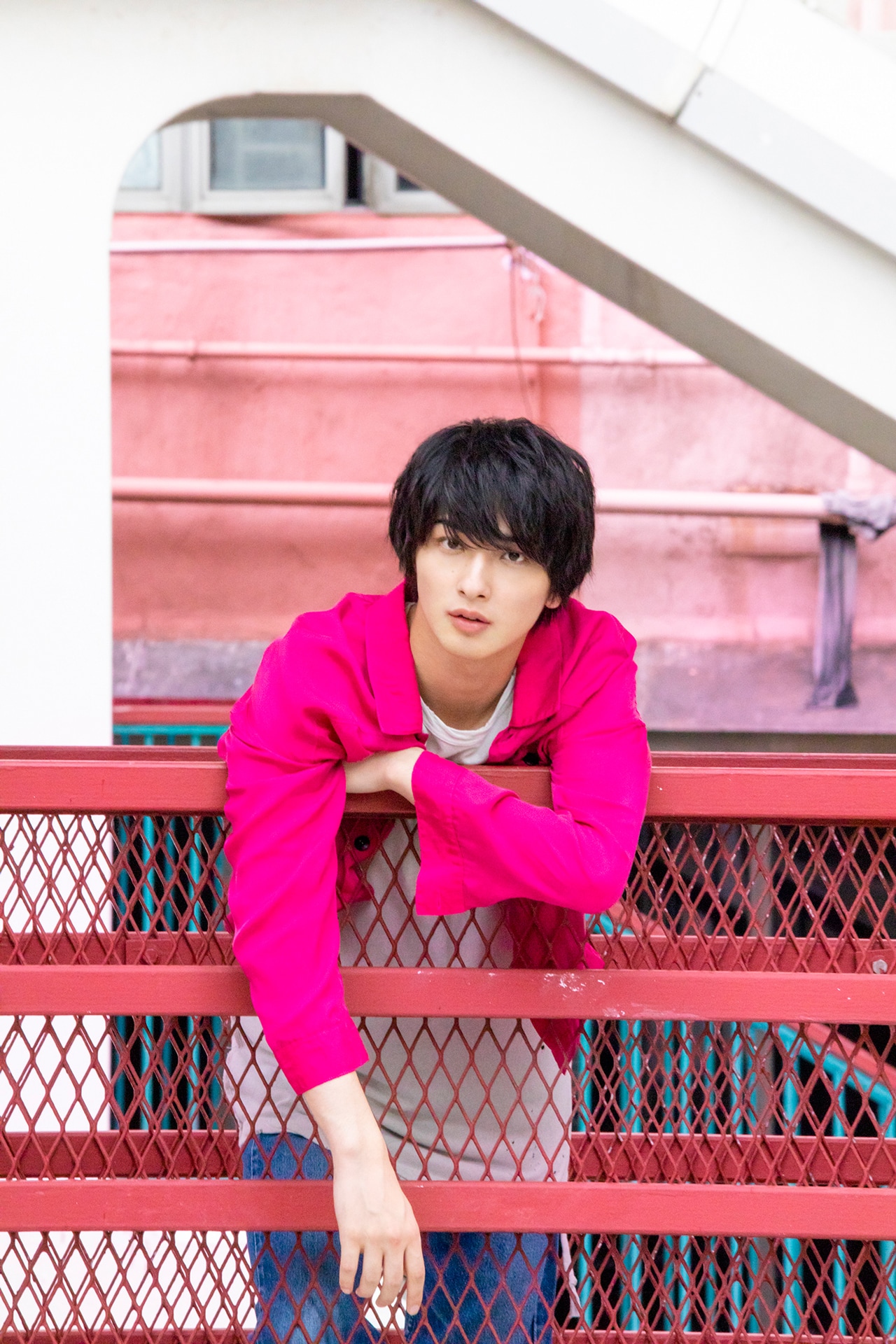 横浜流星の2nd写真集が発売決定、ヒゲや煙草吸う姿など香港で男全開