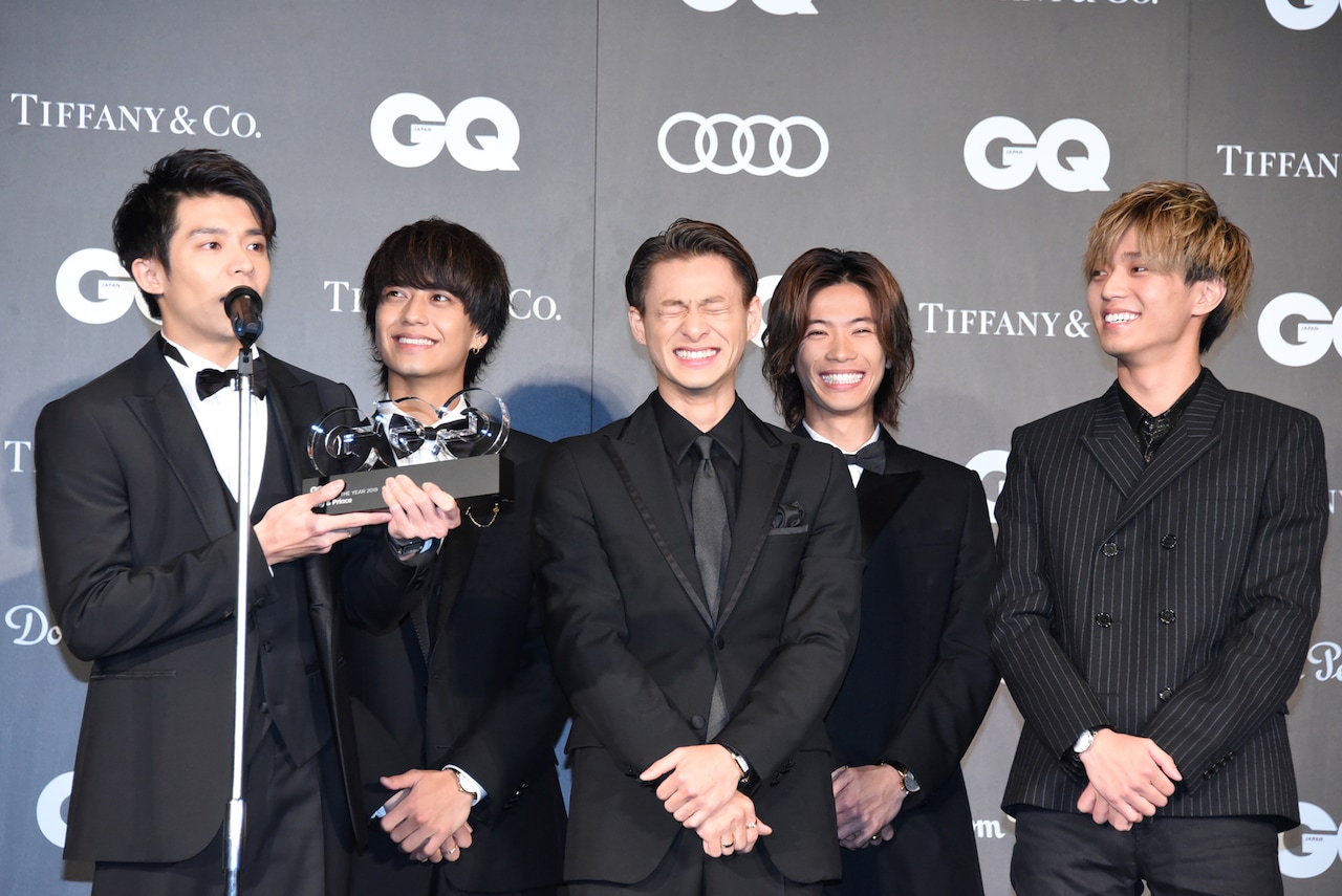 岸優太（左端）の斜め方向へのお辞儀を見て、思わず笑うKing & Prince