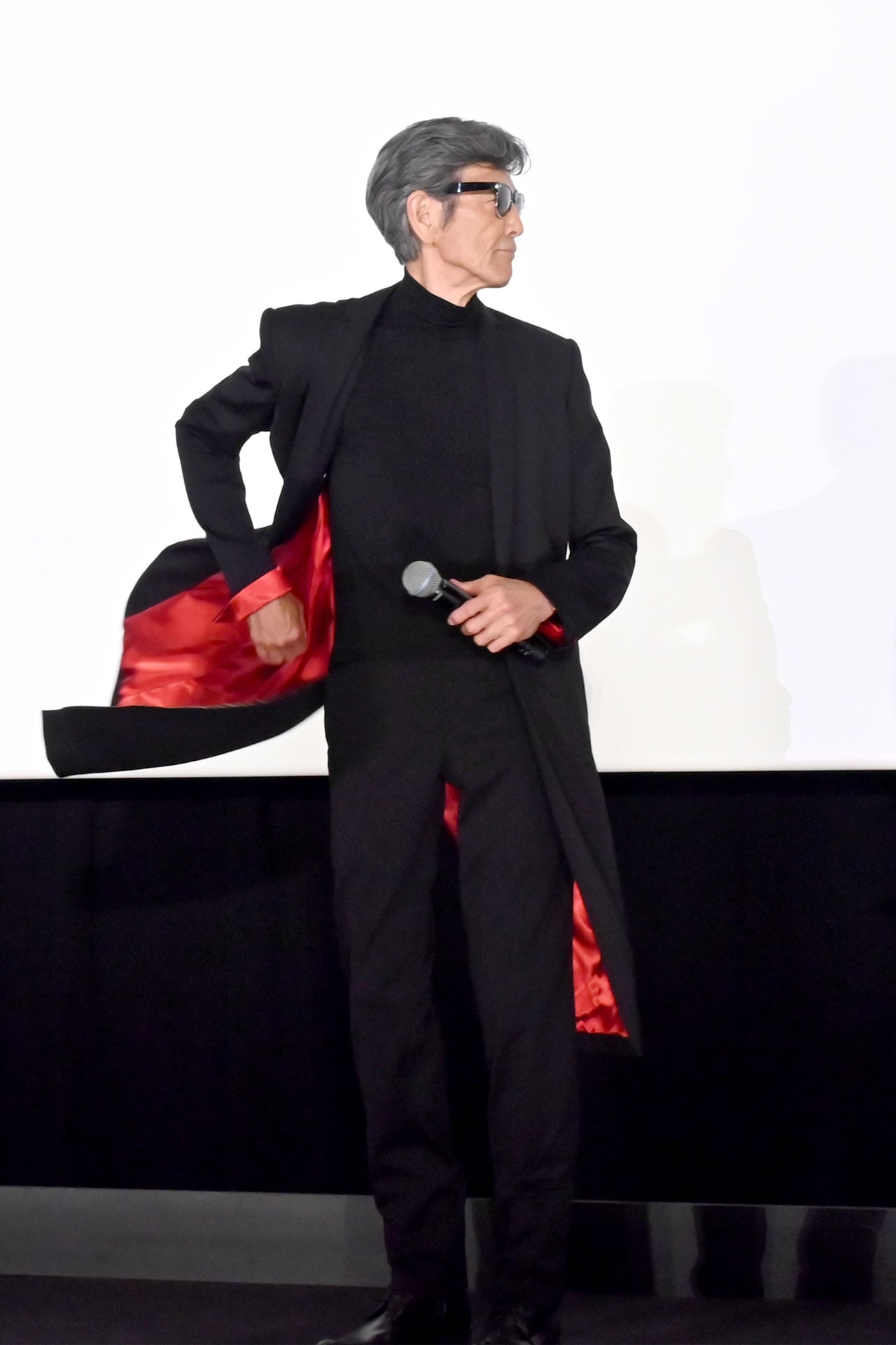 ロングジャケットの裾を翻してファンを沸かせる柴田恭兵。 [画像・動画