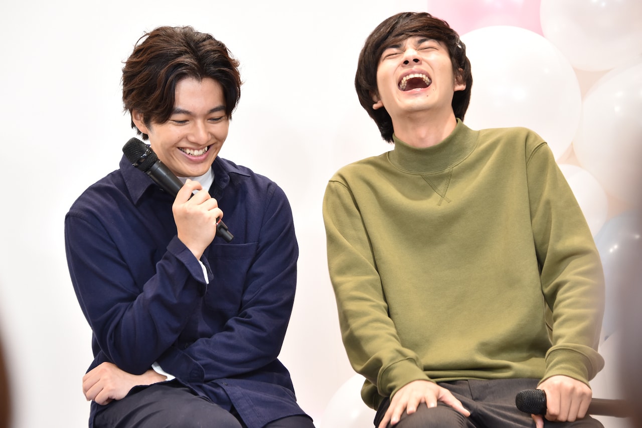 橘柊生と泉大智のコントに大爆笑する（左から）矢部昌暉、北村匠海