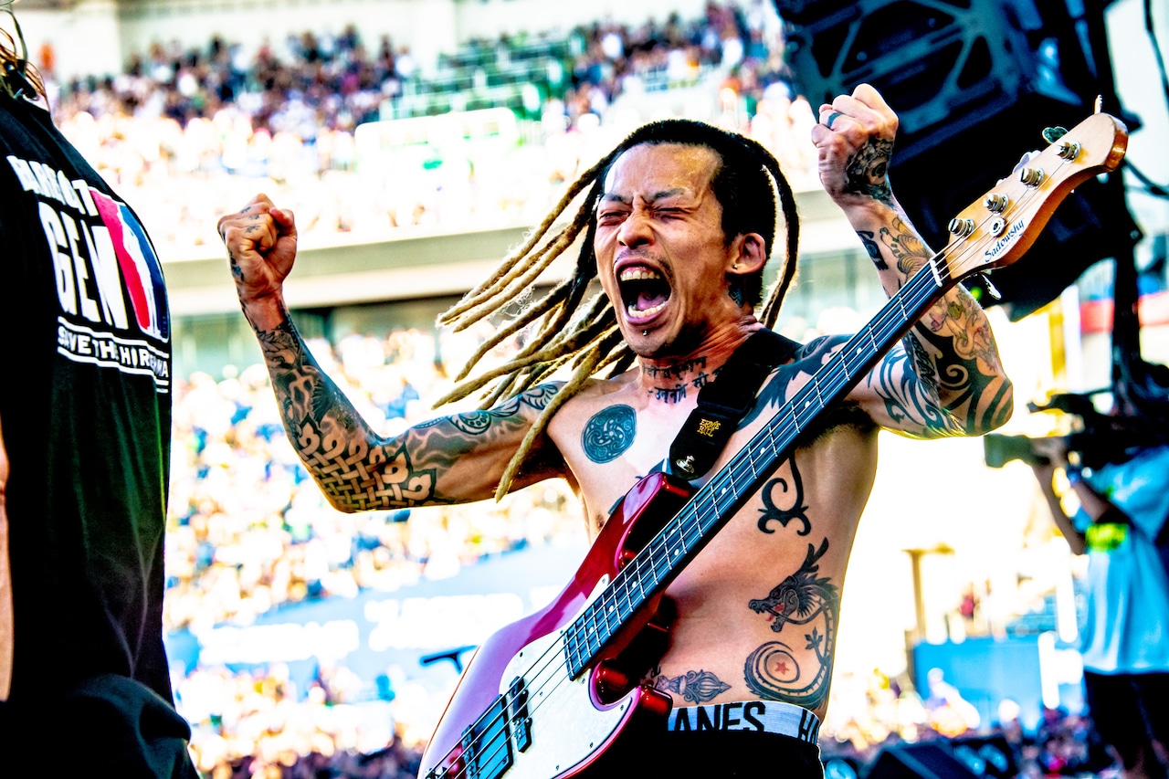 上ちゃん（4弦 / マキシマム ザ ホルモン）（撮影：浜野カズシ） [画像