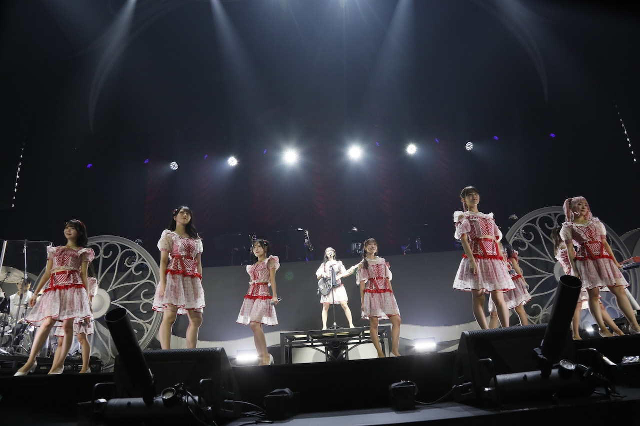 呪って呪って」でベースの演奏を初披露する野口衣織（中央）。(c)YOANI