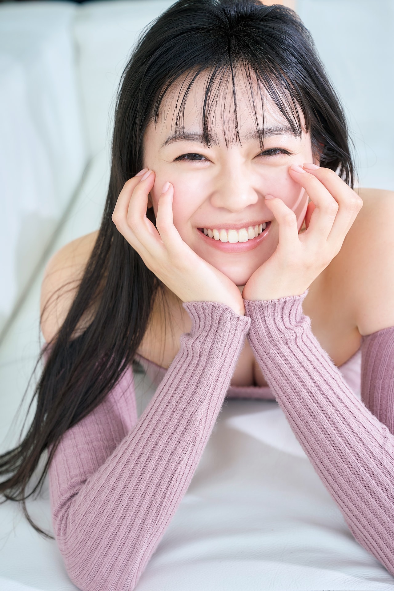 超ときめき♡宣伝部・坂井仁香、2nd写真集よりオフショルニット姿の