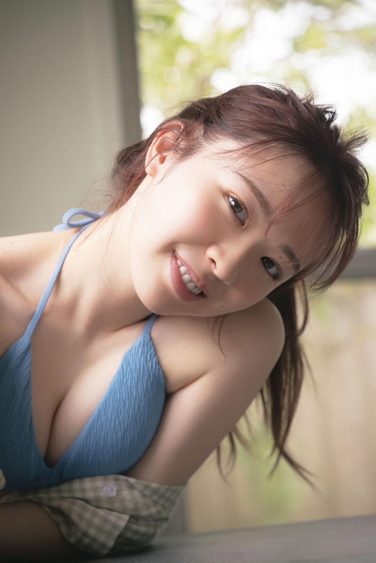 乃木坂46渡辺みり愛、写真集先行カットにビーチハウスでくつろぐ姿