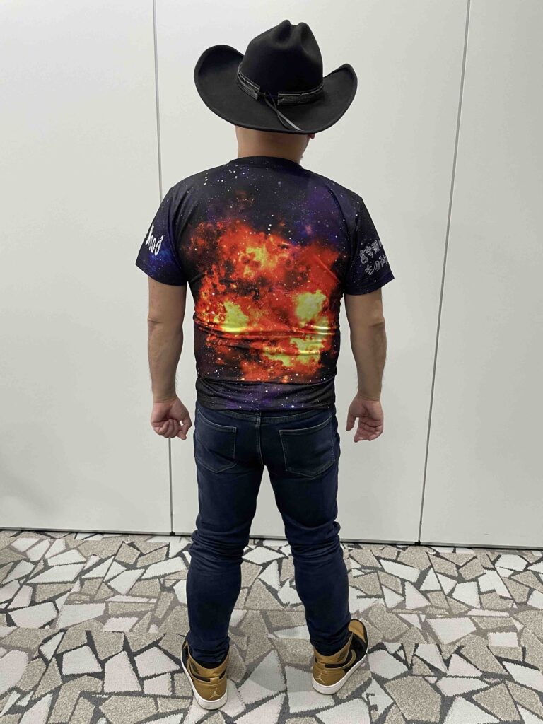 宇宙Tシャツ」を着用したハリウッドザコシショウ。 [画像ギャラリー 3