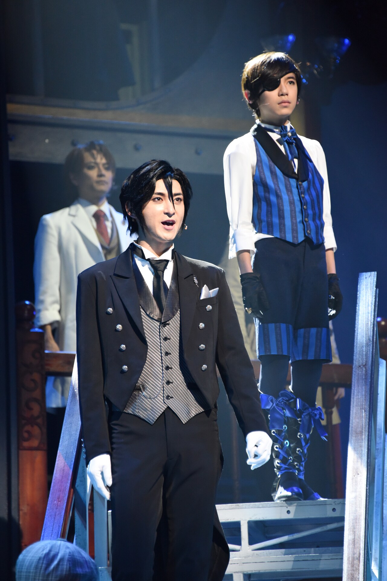 手前左から古川雄大演じるセバスチャン・ミカエリス、内川蓮生演じる