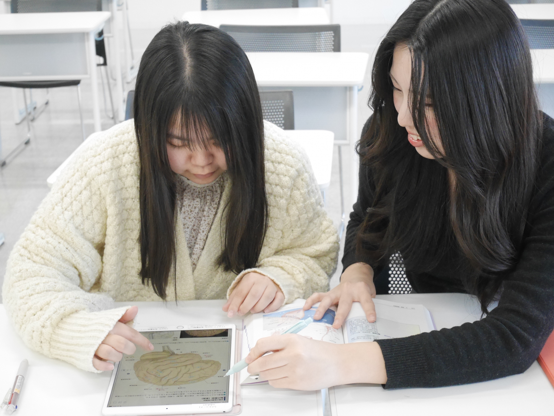 2025（令和7）年度の新入生よりデジタル教科書が導入されます