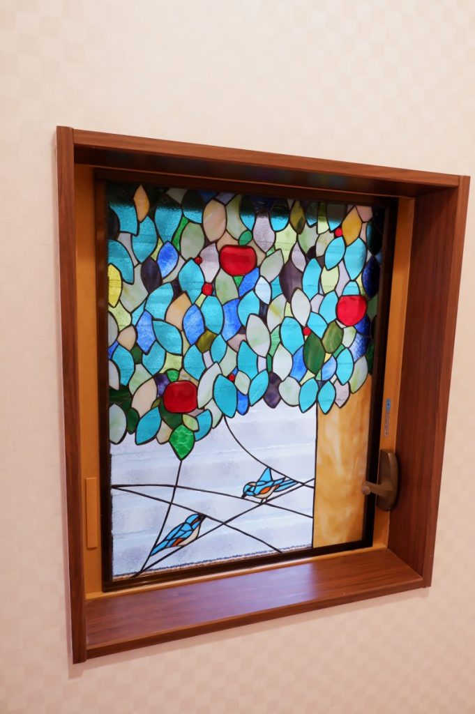 生徒さんの作品。ステンドグラスのりんごの木と鳥のパネル | ステンド