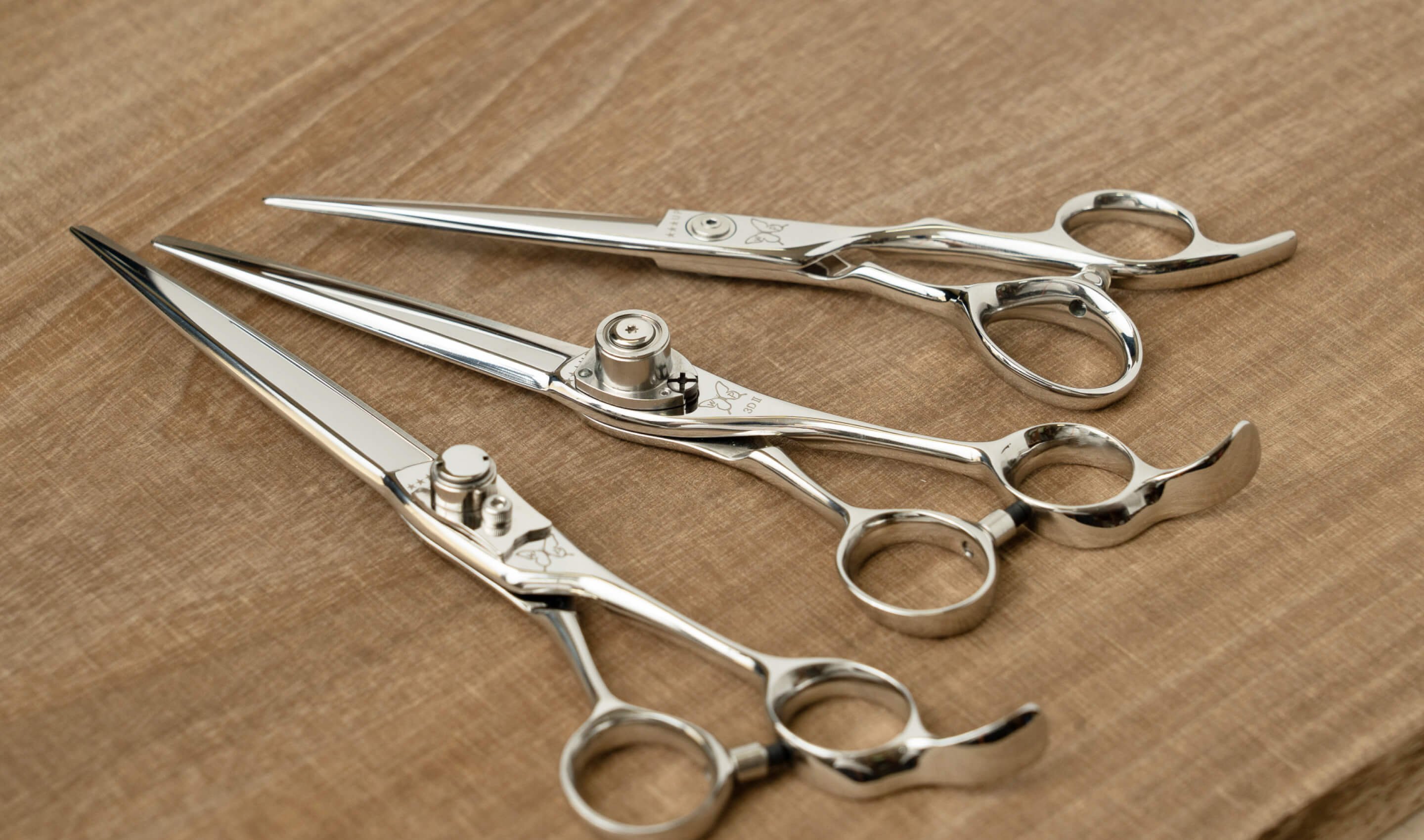 理美容ハサミ 岡宮刃物技研｜異次元の長切れ【超密波刃WavePower】