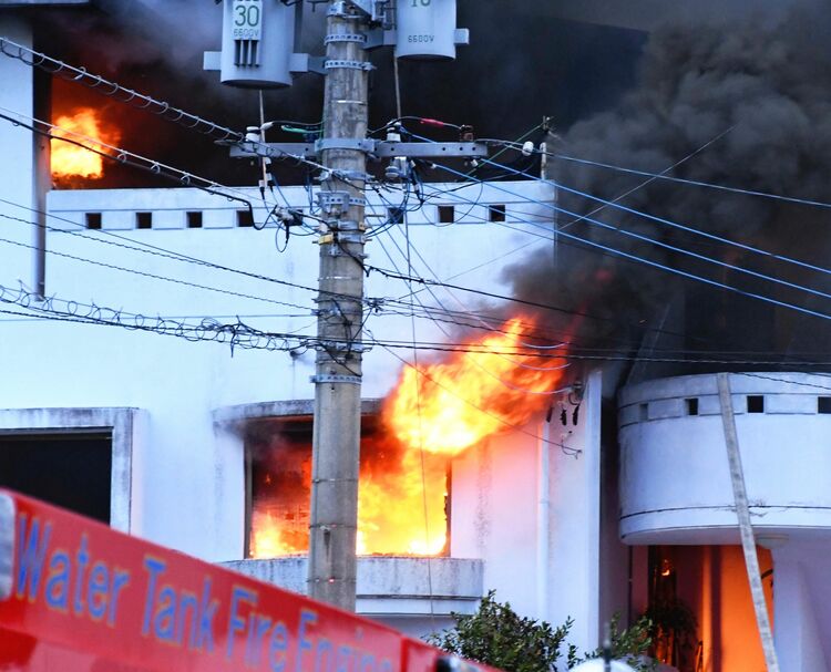 煙が見える」と119番通報 民家の2・3階部分が焼損 沖縄・豊見城市