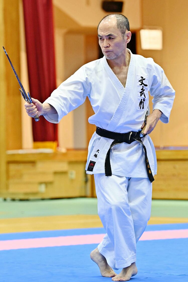 久場 一気呵成の演武 サイシニア男子 精神面強化実る ［沖縄空手