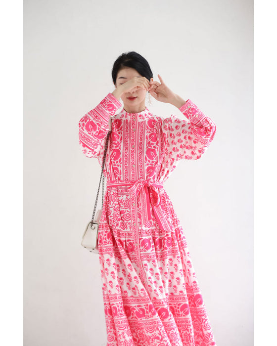 鮮やかなピンクが広がるスカーフ柄ロングワンピース（紐リボン付き