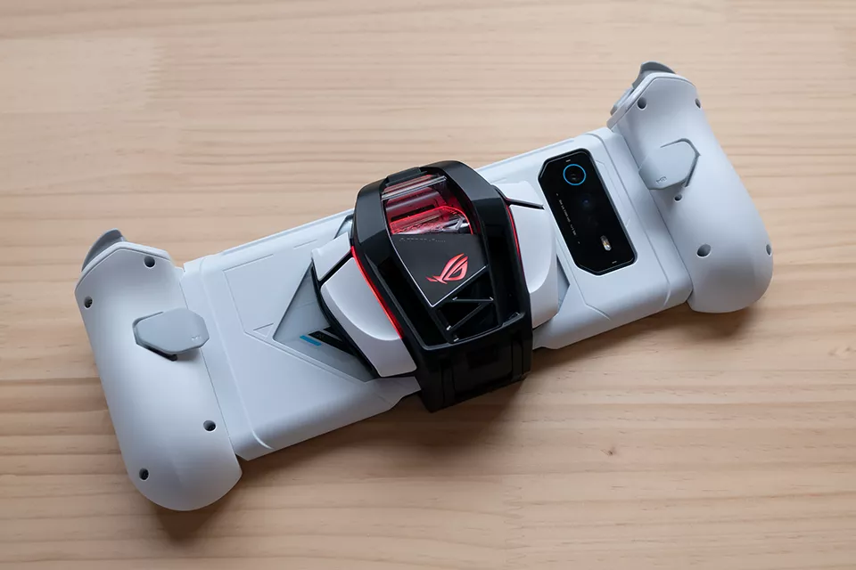 ROG Phone 6：冷却ユニットAeroActive Cooler 6と専用コントローラー