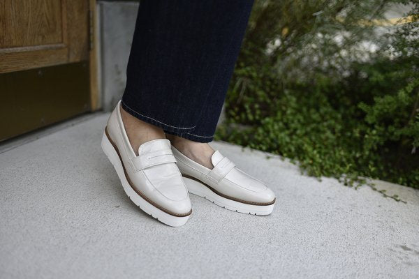 エナメルレザーのローファーシューズ – OURHOME