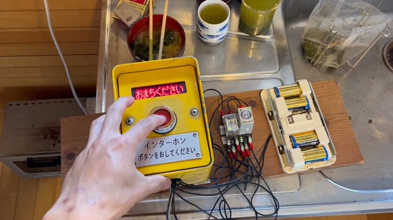 歩行者用押しボタン箱」をインターホンに再利用 驚きの工作が話題