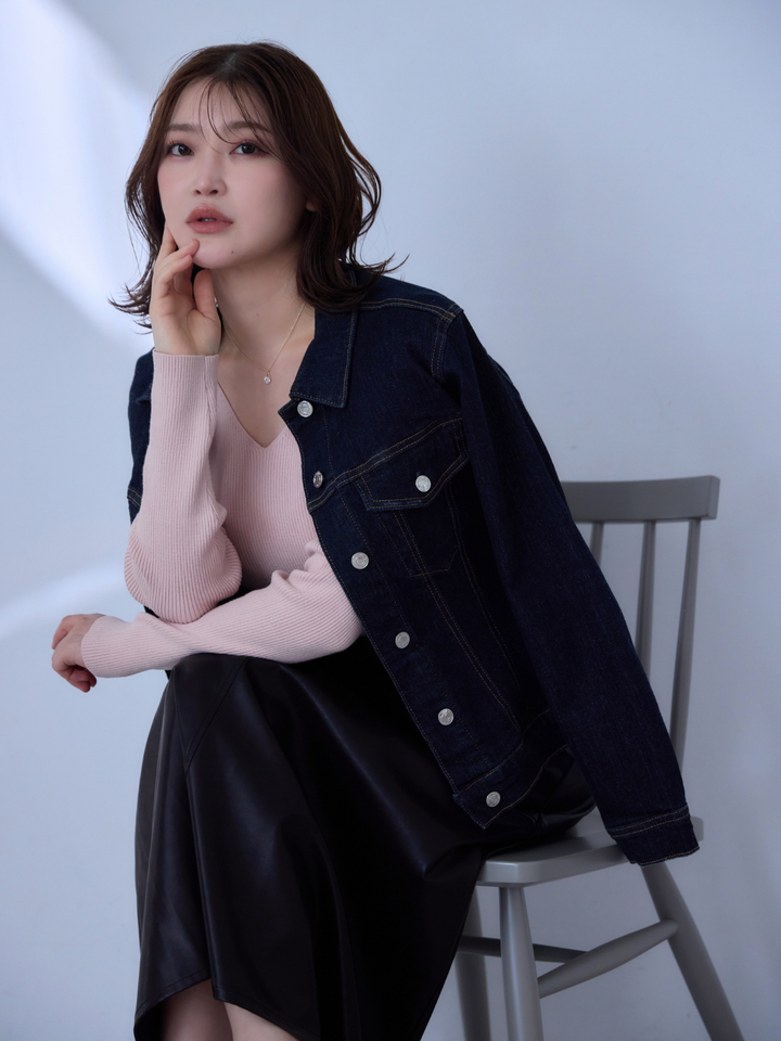 フェイクレザーセミフレアスカート：ブラック│胸が大きな女性のための