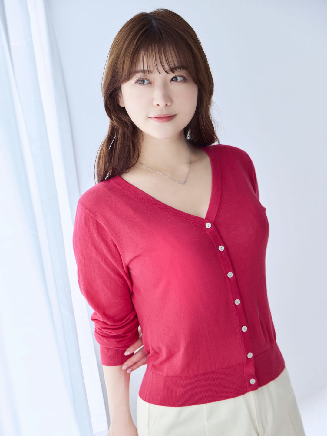 UVカットシアーニットカーディガン：フューシャピンク│胸が大きな女性