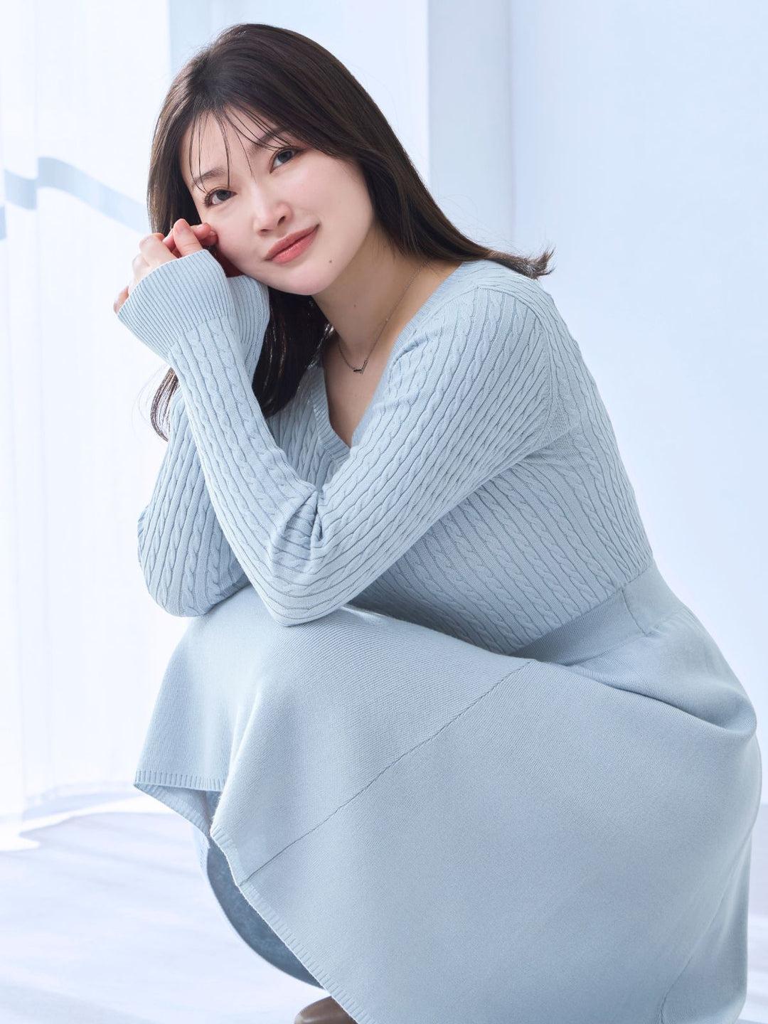 overE's HOLIDAY Aラインケーブルニットワンピース：ペールブルー│胸