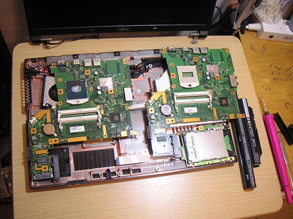 LIFEBOOK A574/H 雨に濡れて電源が入らなくなった マザーボード交換