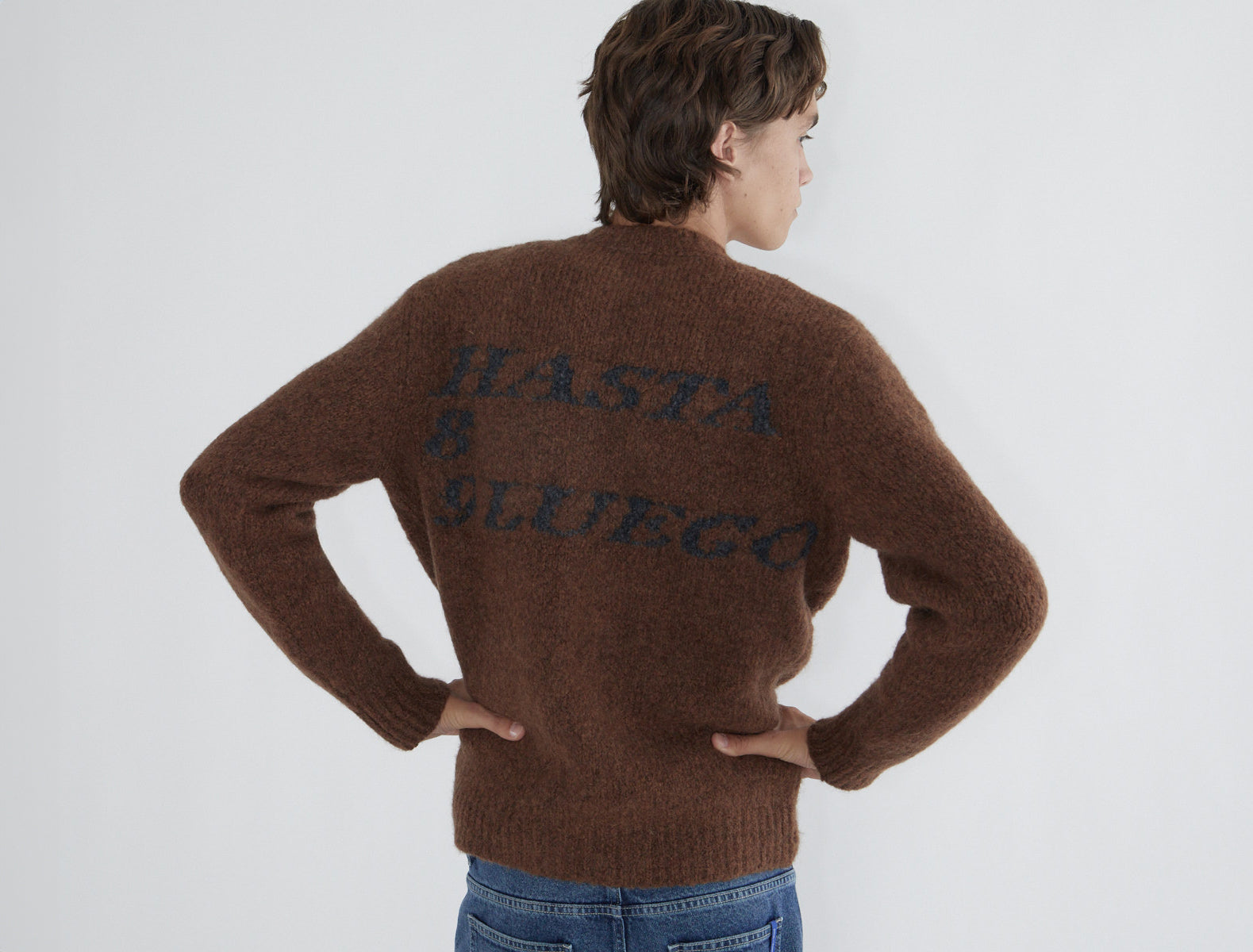 HASTA LUEGO ZIP B-Men's cardigan featuring an intarsia hasta luego