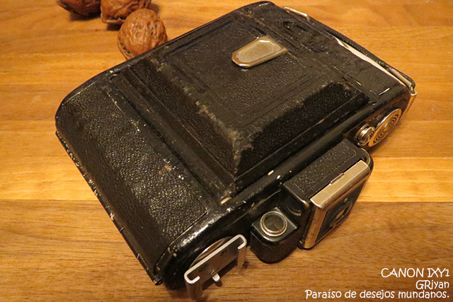 スーパーセミイコンタ(ツァイスイコン社} 純正革製カメラケース有り