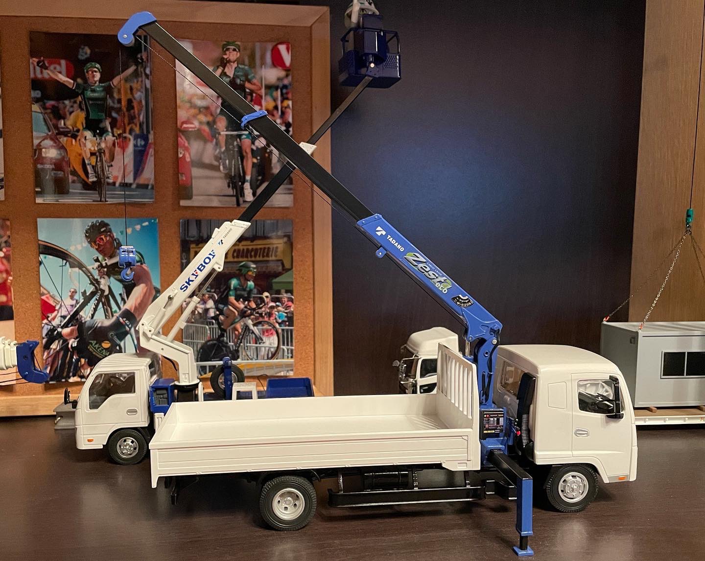 TADANO SKY BOY 高所作業車模型 Amazon.co.jp: タダノ特注通信工事用高