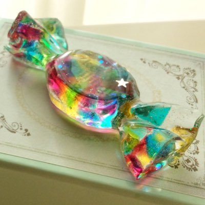 星空イメージのキャンディブローチその1。 包みの両端を宇宙っぽく塗装