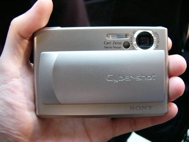 ソニー、17.3mm厚の3倍ズーム搭載510万画素機「DSC-T1」