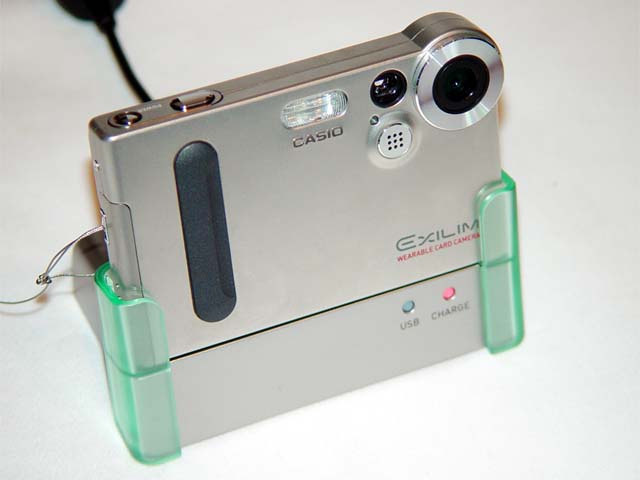 カシオ、厚さ11mmの世界最薄カード型デジカメ「EXILIM」を6月21日に発売