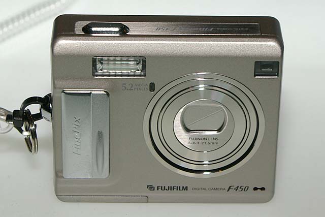 富士写真フイルム、スクエアデザインの500万画素デジカメ「FinePix