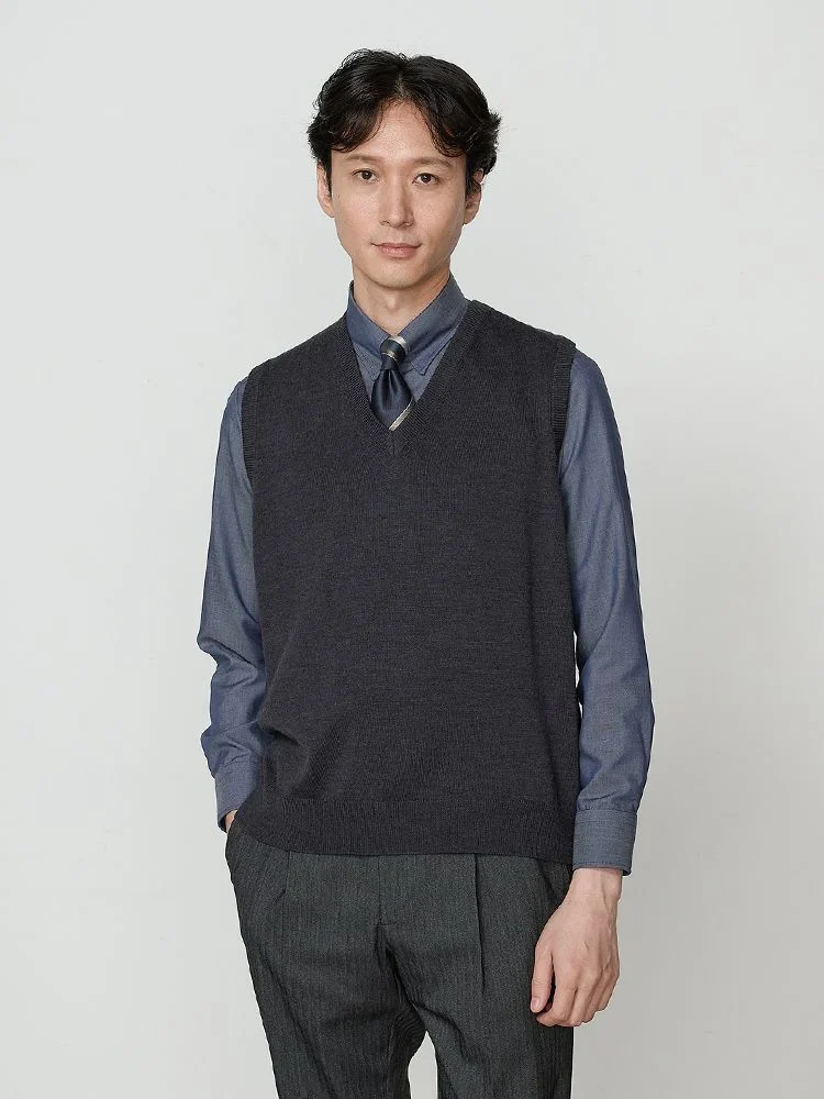 ブラック TRANS CONTINENTS BIZニット Vネックベスト ブラック/C