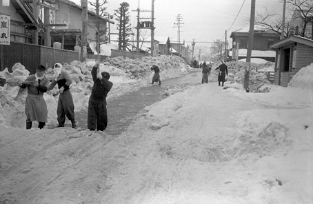写真で見るあおもりあのとき 第29回「町内一斉に雪切り 春が来たと実感