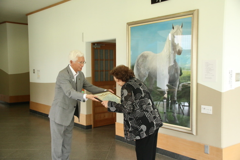 馬の絵を寄贈した画家・久保田政子さんに感謝状を贈呈 : 十和田市