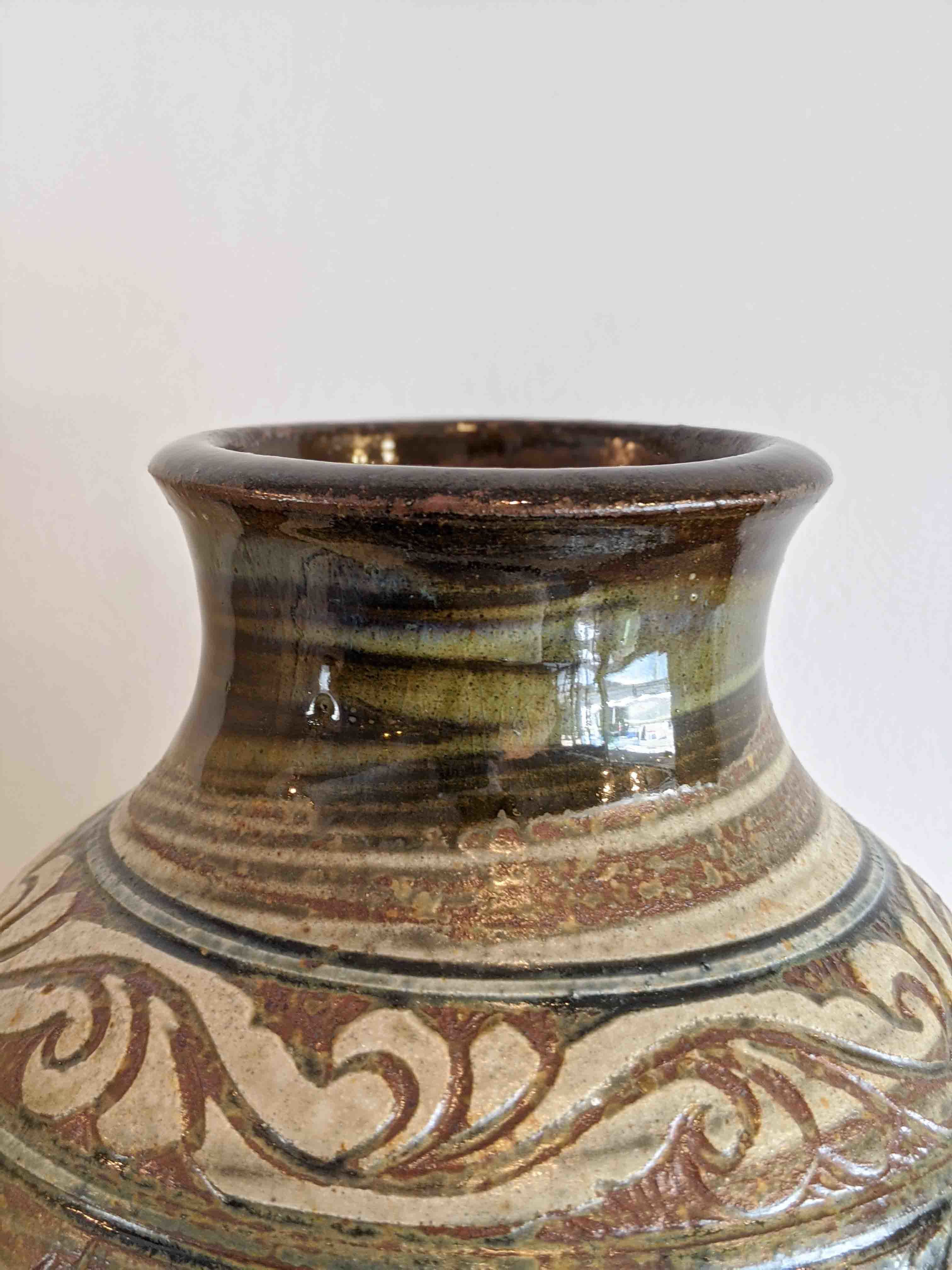 沖縄伝統工芸 壺屋焼】金城次郎 作/ 海老魚紋 花瓶 が入荷しました