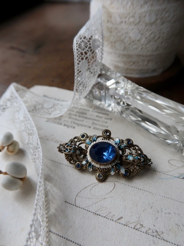 Filigree 青いガラスのブローチ : 満月アンティーク