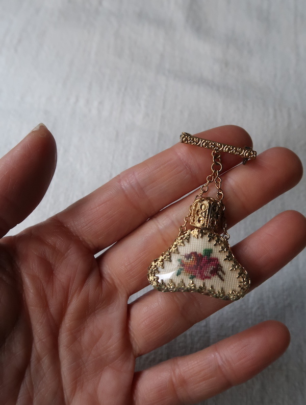 プチポワン 香水瓶のブローチ : 満月アンティーク