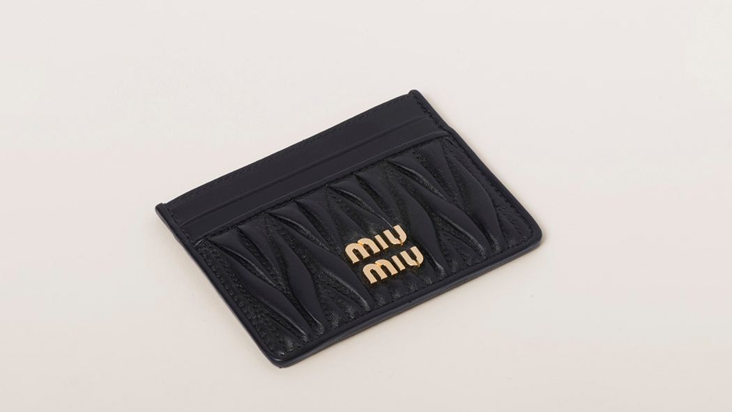 優美なテクスチャーが個性を際立たせる、ミュウミュウのカードケース