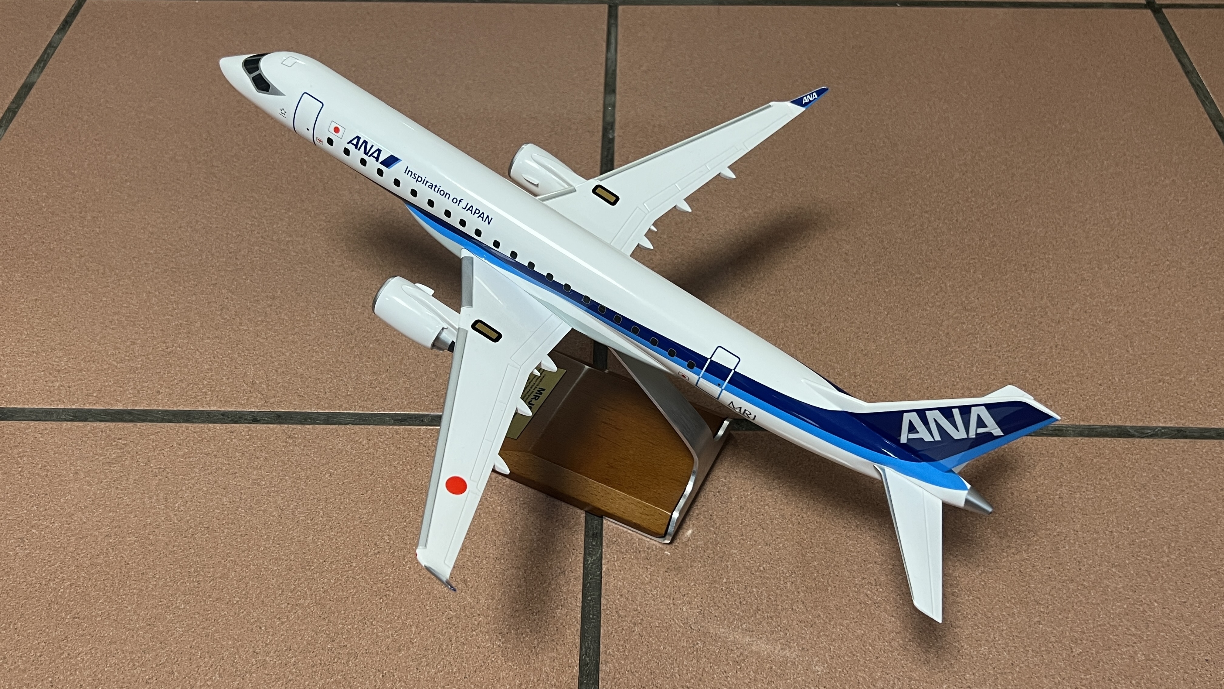 帶著飛機坐飛機~~全日空商事1/72 三菱MRJ by PACMIN & 1/100 MRJ