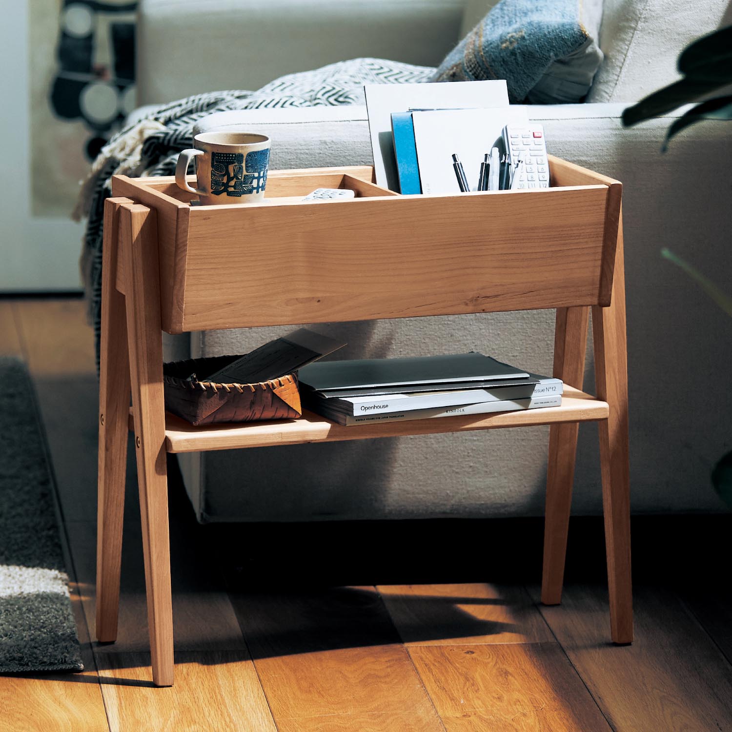 天然木アルダー材でつくったサイドラック（サイドテーブル/リビング